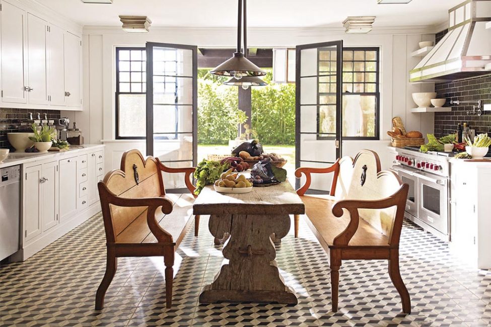 Sala de jantar com acesso ao jardim
