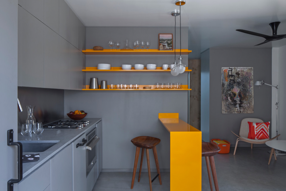 Cinza escuro com amarelo