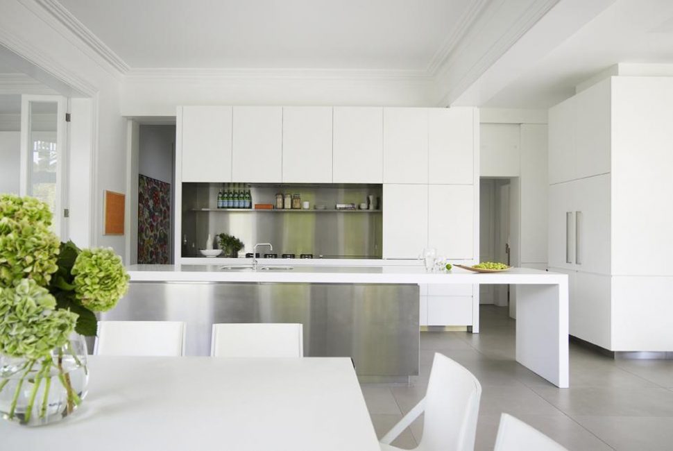 Cozinha quadrada em cores contrastantes