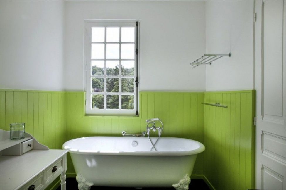 Painéis de plástico verde na decoração do banheiro