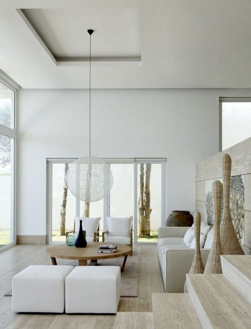 Quarto luminoso com uma superfície brilhante