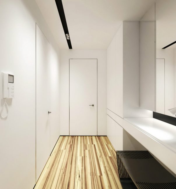 Minimalismo no corredor em cores brilhantes.