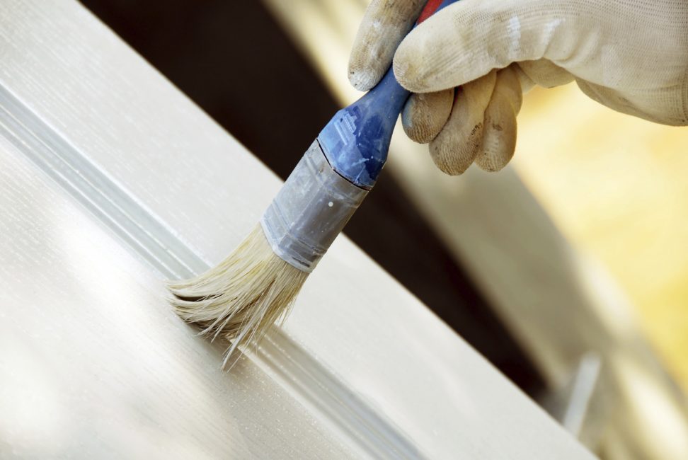 Use tinta acrílica para a pintura de móveis confortáveis.