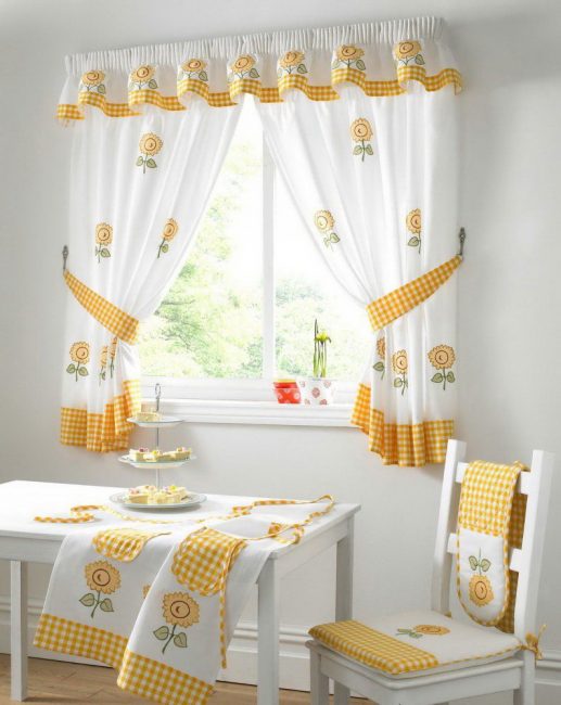 A decoração cria uma vista atraente do quarto.