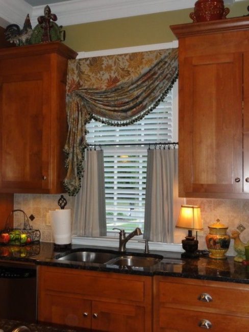 Design de cortinas de lambrequim na cozinha (145 + Foto): não é uma tarefa fácil, mas factível de registro