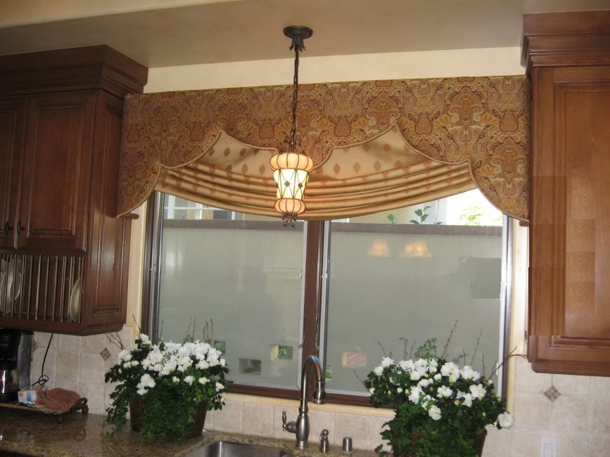 A concisão das cortinas romanas é especialmente procurada em pequenas cozinhas