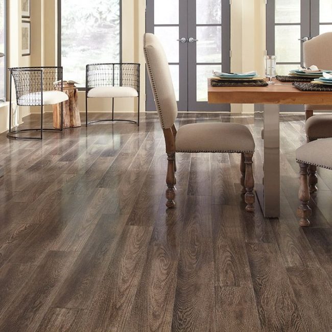 A solução perfeita para piso laminado na sala de estar