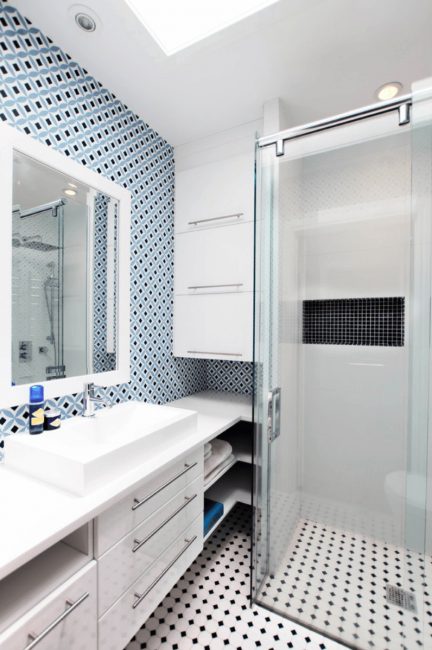Interior moderno e elegante de um pequeno banheiro