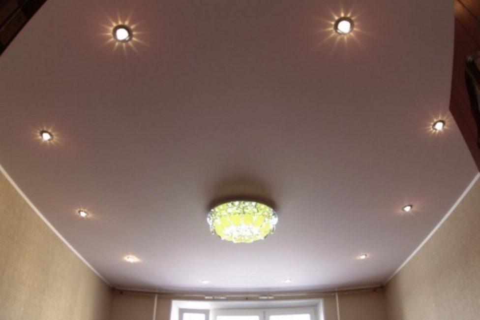 Cintilação de luz com um brilho metálico quando iluminado