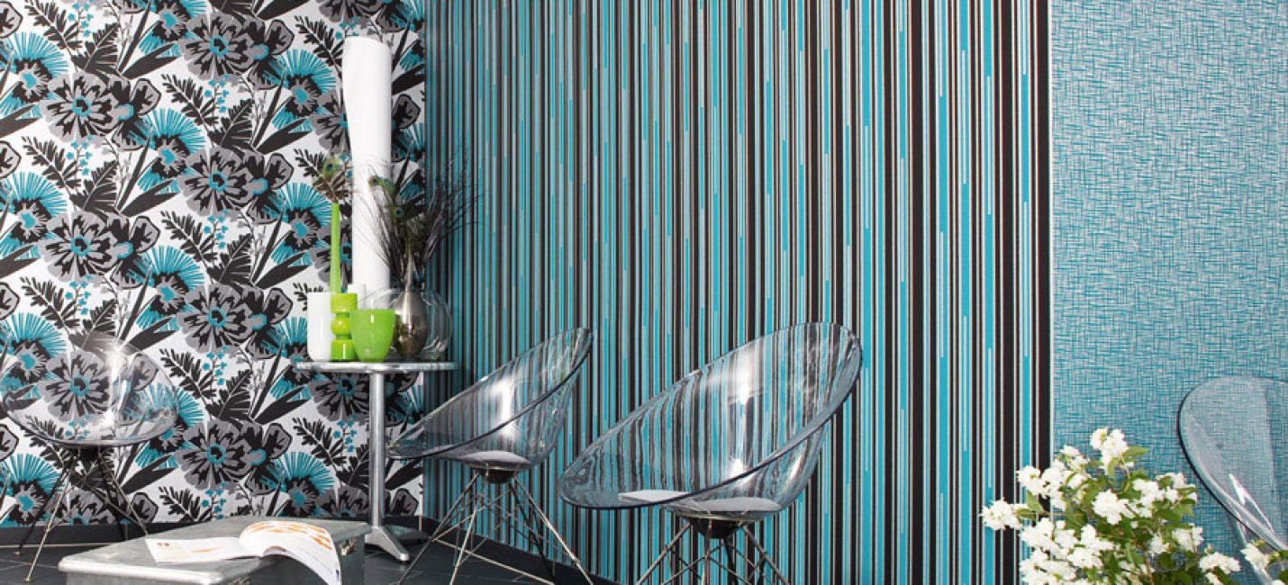 Combine papel de parede listrado com decoração padrão