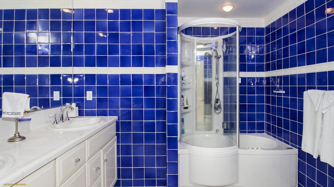 Tons de azul escuro dão a profundidade de design