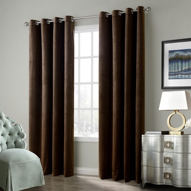 Cortinas lacônicas impermeáveis ​​no quarto-sala de estar