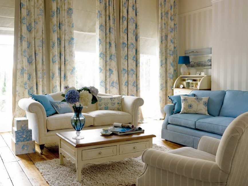 Gama de cores de cortinas com elementos decorativos