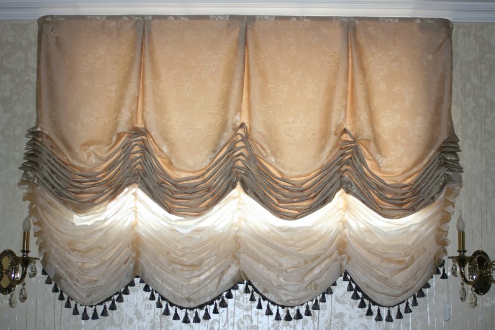 Cortinas francesas consistindo de várias telas