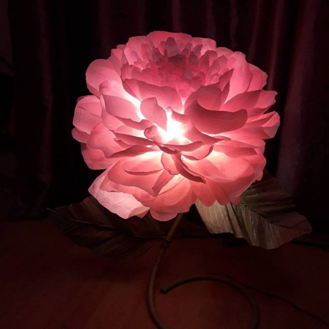 Deliciosa luz de piso de papel ondulado