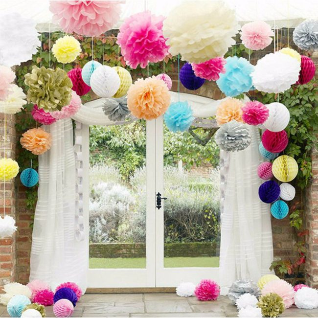 Pompons de papel como um dos atributos do feriado