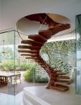 Belo design de uma escada de madeira em espiral