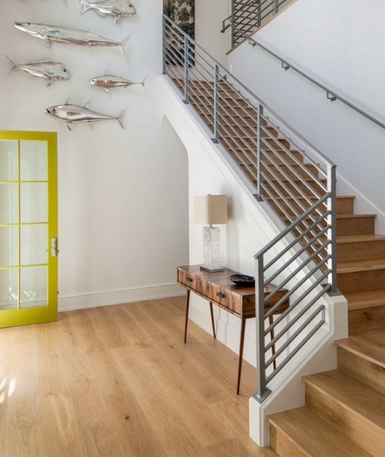 De madeira com trilhos de metal em um interior elegante