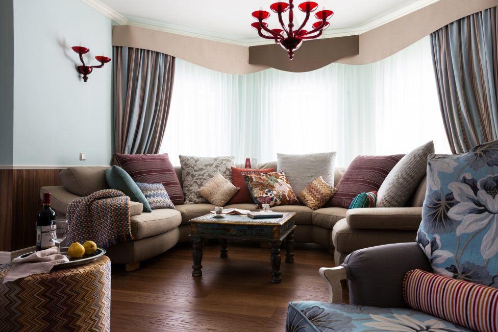 Sofá no mesmo estilo com o interior da sala