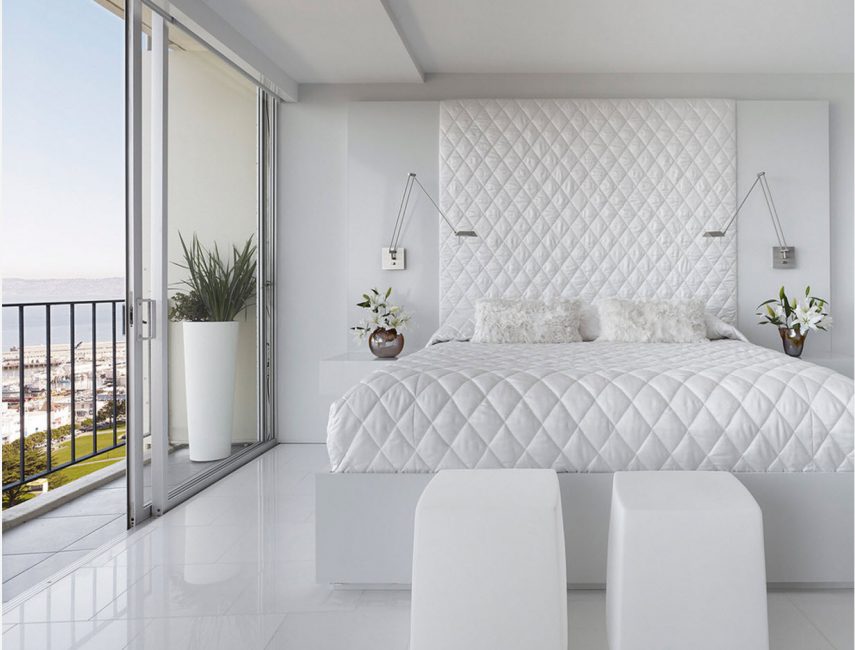 Design branco combina bem com grandes janelas.