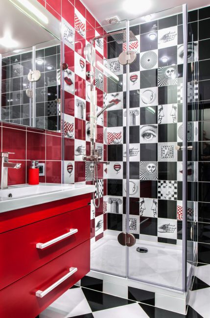 Azulejos vermelhos e pretos ficam ótimos no acabamento da sala