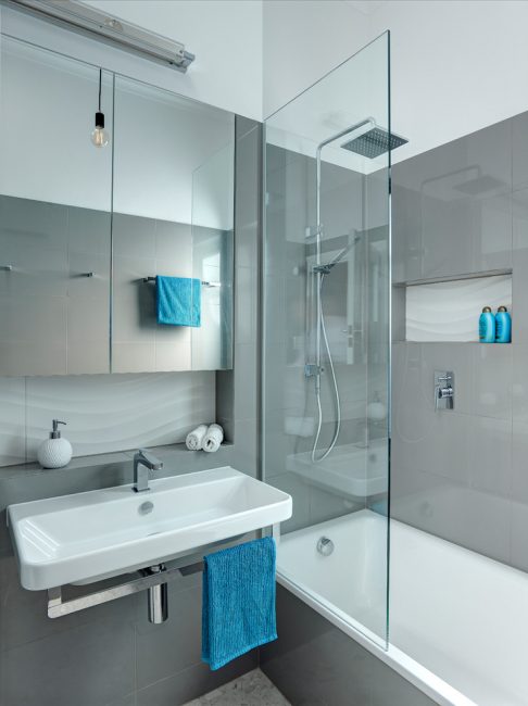 Combinando banheiro e chuveiro ajudará a agradar a todos os inquilinos do apartamento.