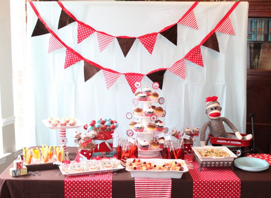 Decoração original, brilhante, fabulosa e memorável da sala na declaração com suas próprias mãos