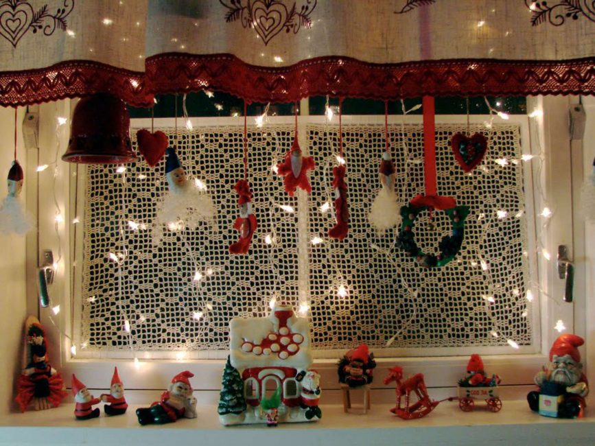 Nós organizamos a decoração no peitoril da janela