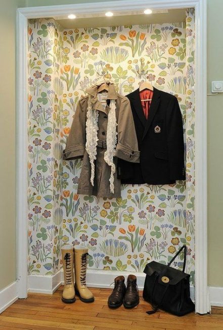 Papel de parede floral pode abraçar qualquer pequeno corredor