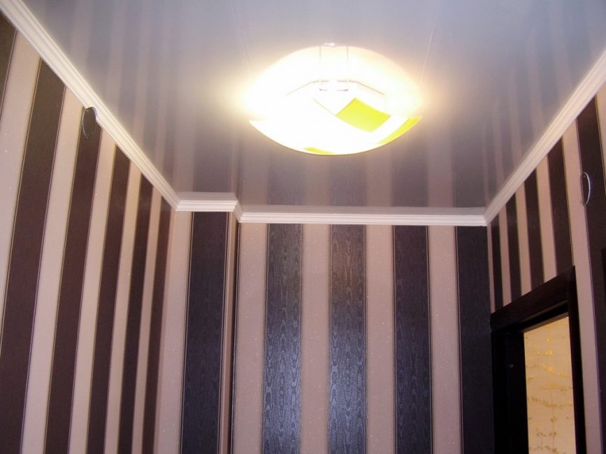 Painéis verticais de MDF de duas cores no corredor