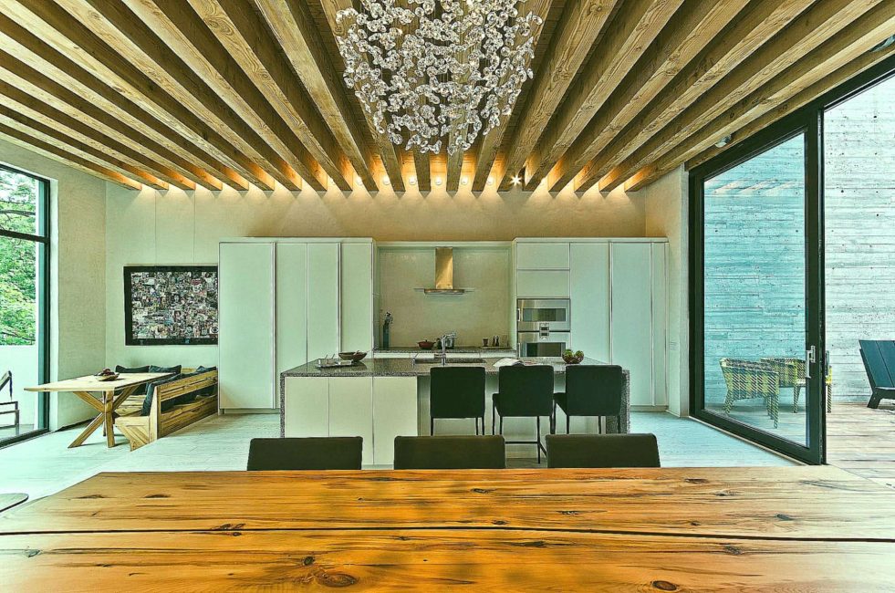 Design de teto incomum com vigas