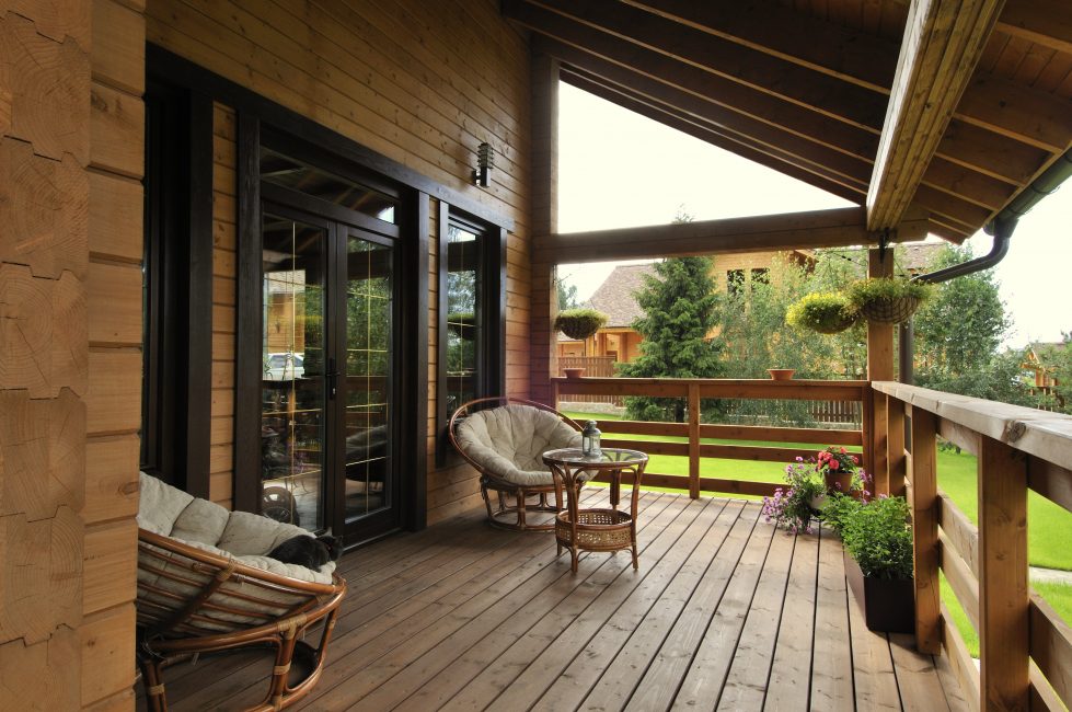 Acabamento exterior com madeira natural