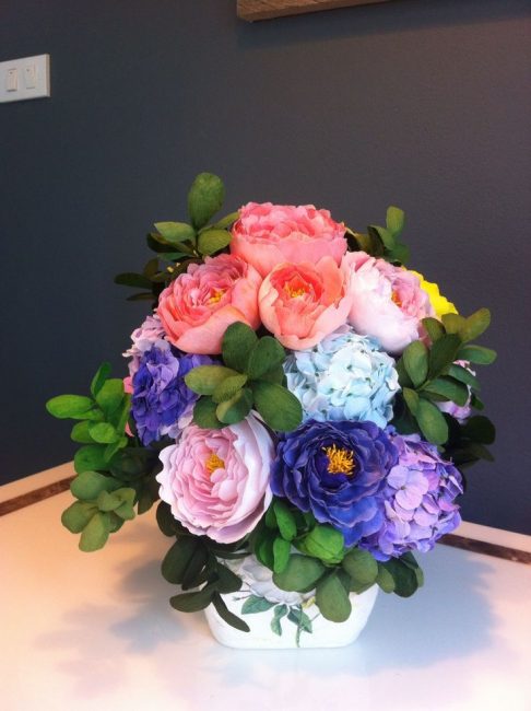Um bouquet exuberante de flores feitas de papelão ondulado é um excelente presente.