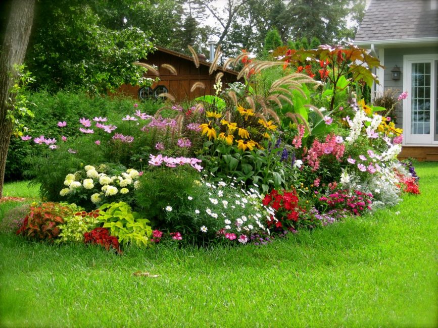 Canteiro de flores com tampas de chão