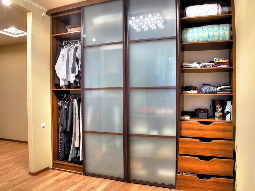 Guarda-roupa espaçoso para seus pertences