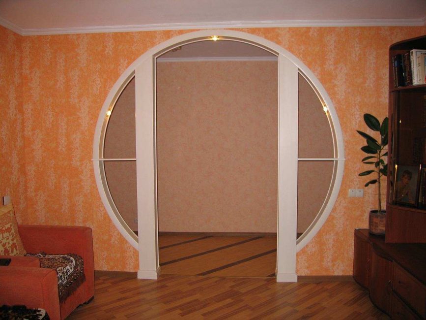 Arco na sala de estar com luz