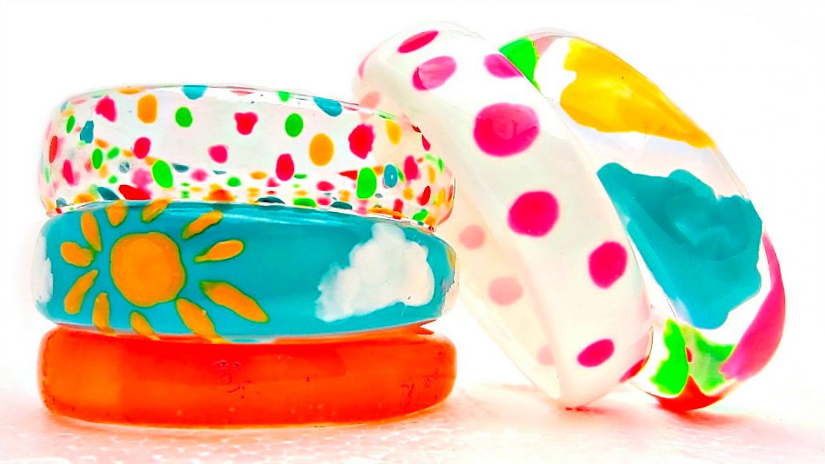 Pulseiras multicoloridas brilhantes para crianças