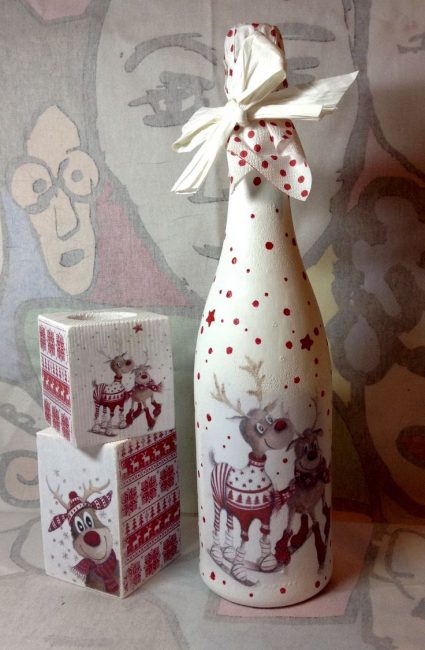 Decoupage é uma aplicação de imagens, feitas por tecnologia, usando tintas, cola e verniz