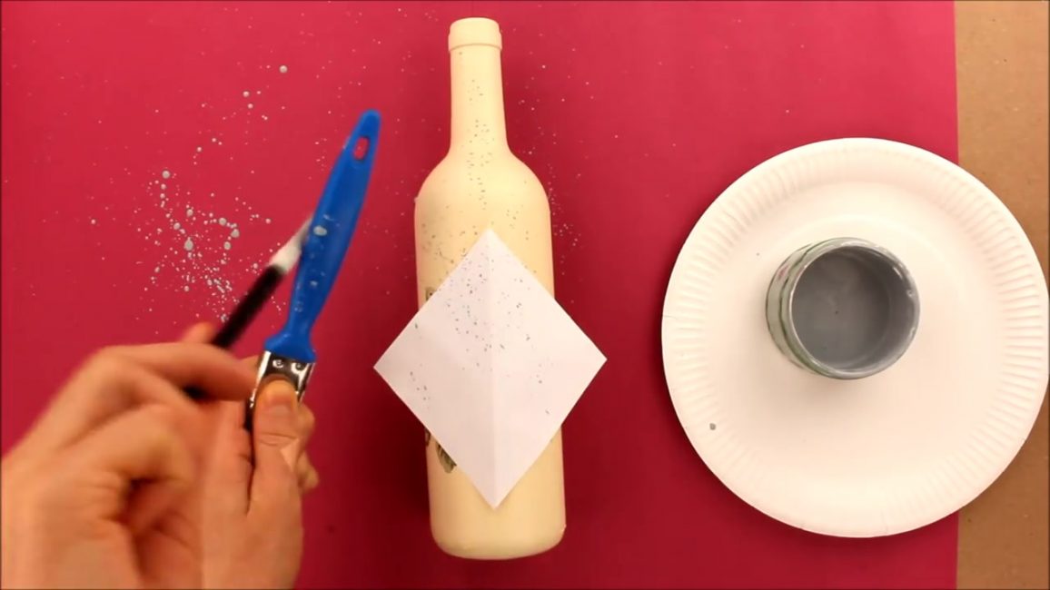 Bata o pincel sobre a superfície da garrafa, para que você possa decorá-lo com spray