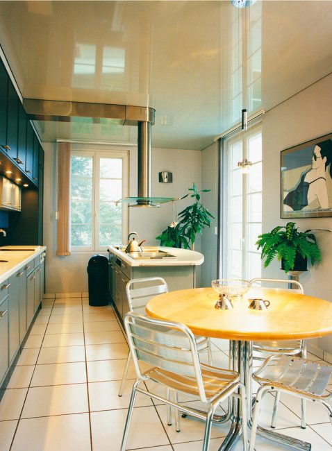 Cozinha compacta bem projetada parece elegante