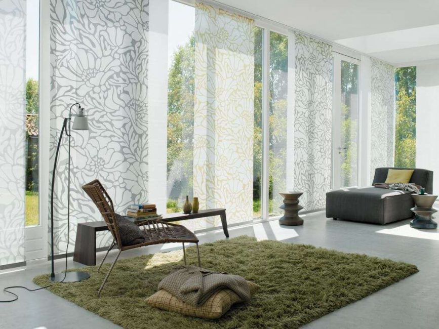 Cortinas transparentes em grandes janelas