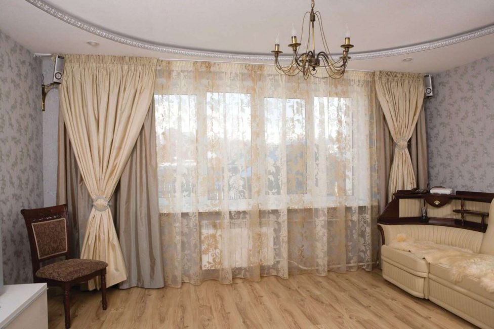Tule reforçado com cortinas longas