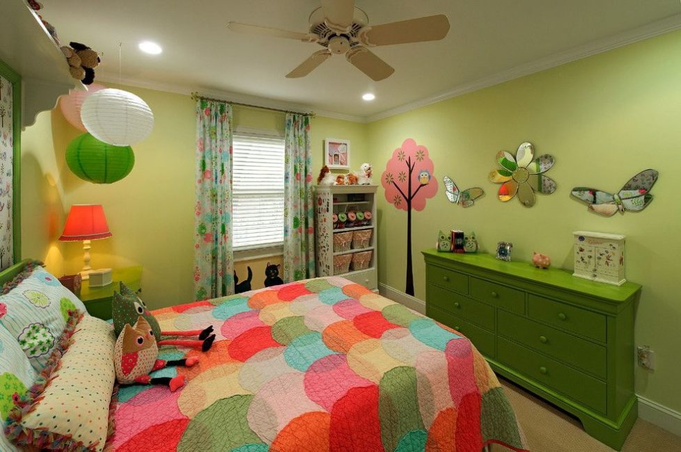 การรวมกันของ tulle และ blinds ในการตกแต่งภายใน