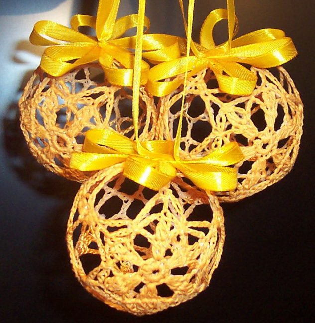 Belo arranjo de bolas para a árvore de Natal