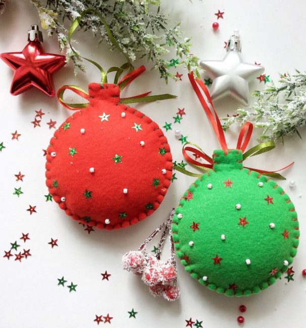 Decorações acolhedoras e suaves na árvore de Natal