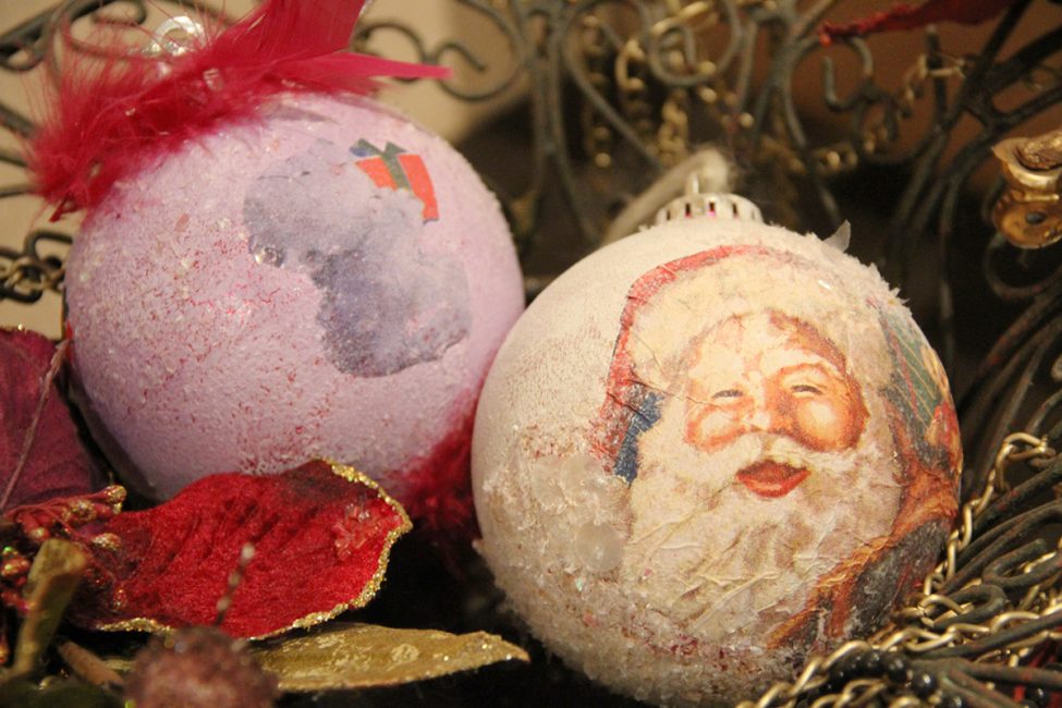 Brinquedos de Natal em técnica de decoupage estão prontos