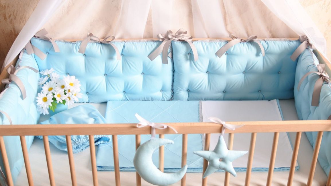 Decorando a cama com vários acessórios