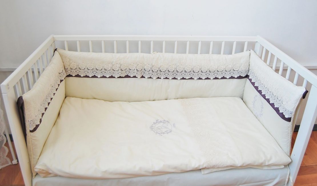 Uma cama de cetim brilhante na cama das crianças