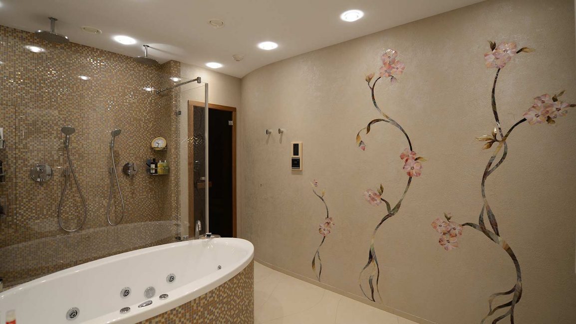 O painel de mosaico para uma casa de banho Flores de um mosaico