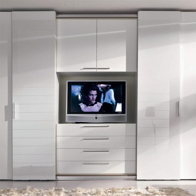 Você pode economizar espaço colocando uma TV no armário
